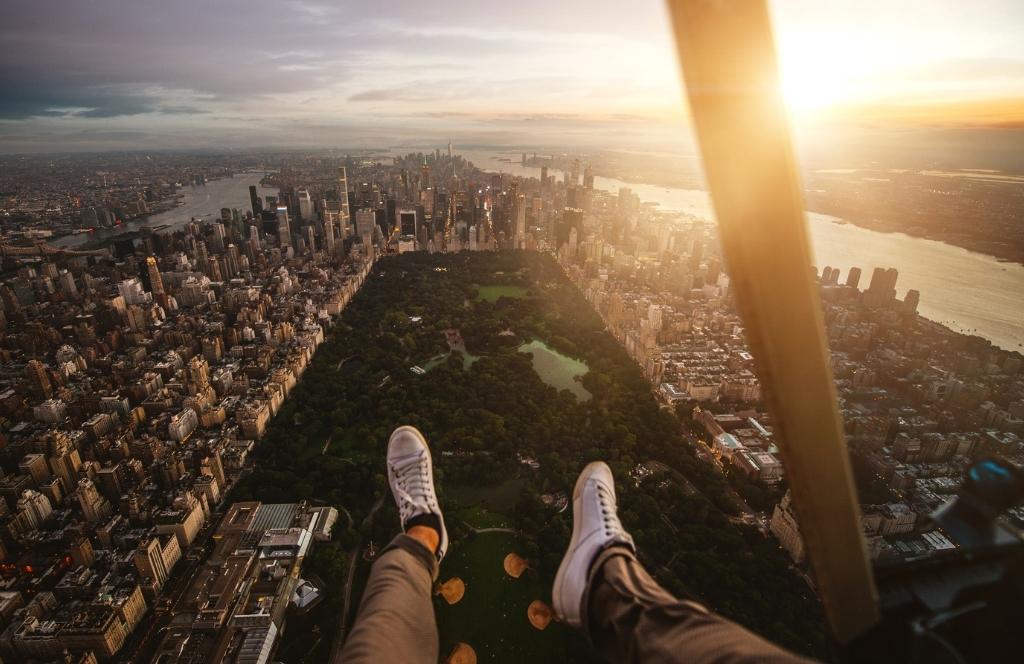 Füße baumeln aus einem Helikopter über New York City