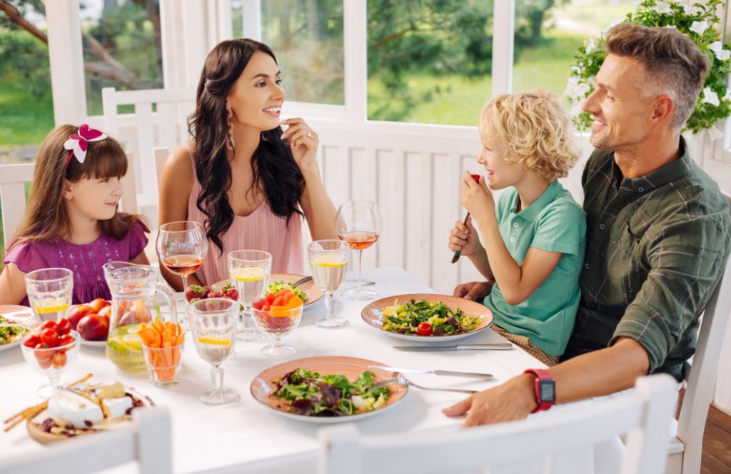 eine Familie bei einem Brunch in Muttertagsaktivitäten