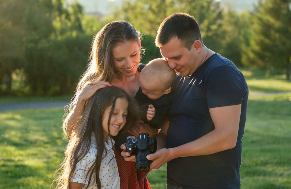 Mutter, Kind und Fotograf bei einem Foto-Shooting in Muttertagsaktivität