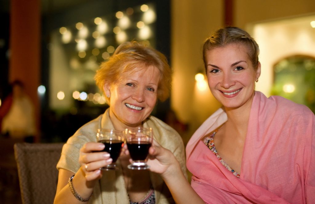 mère et fille lors d'une soirée en activité de fête des mères