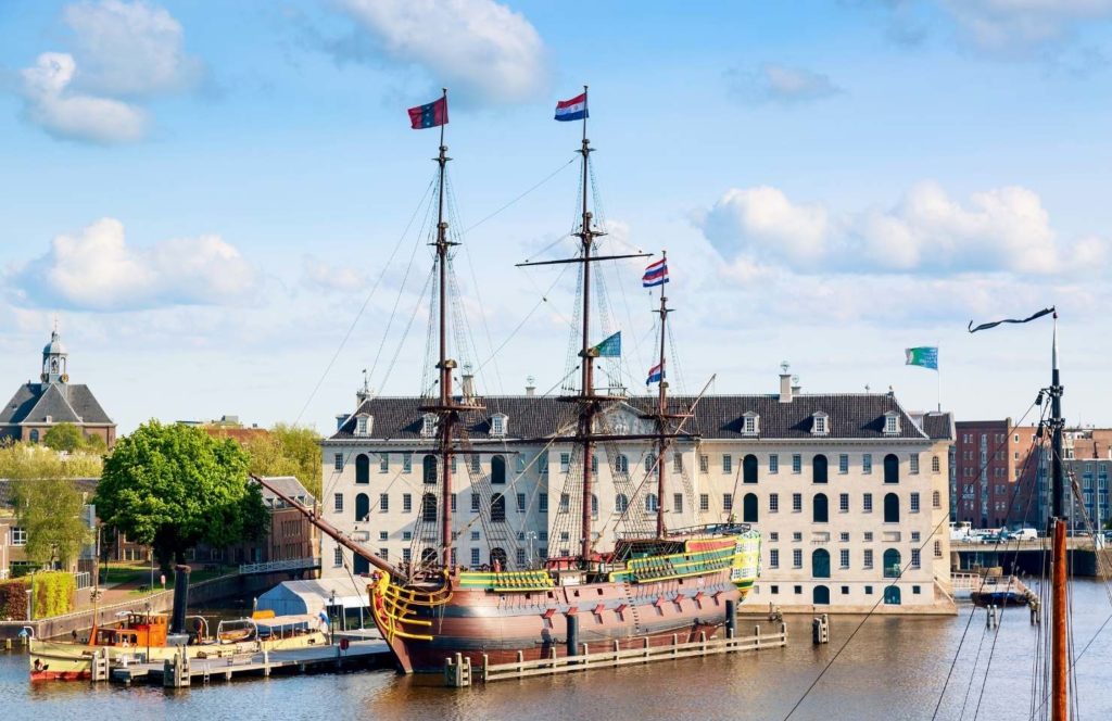 Altes Schiff im Wasser vor dem Schifffahrtsmuseum