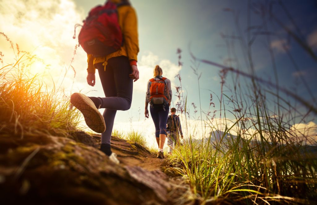 Wanderer auf einem Weg, auf dem du in Frankreich wandern kannst