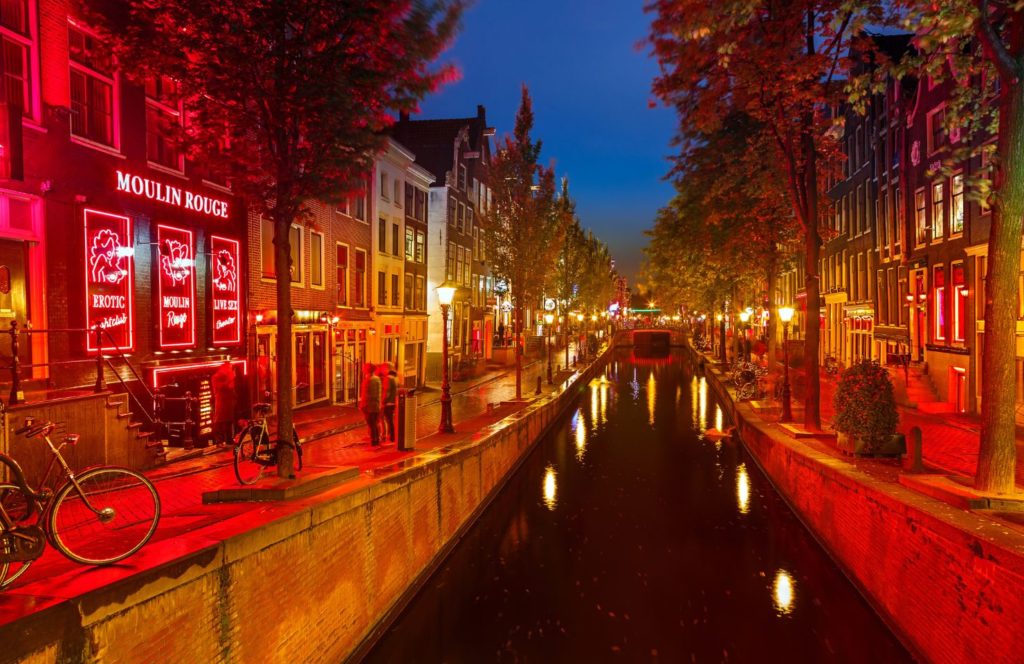 Uitzicht over de grachten in het red light district in Amsterdam