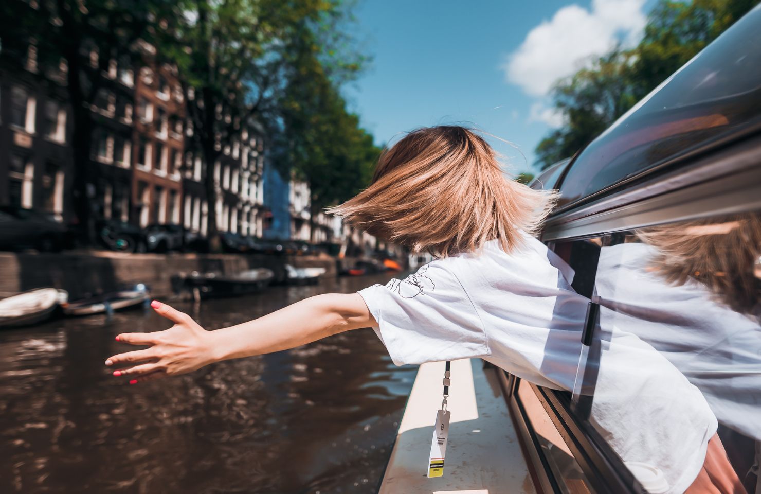 Femme sur un bateau sur un canal à Amsterdam