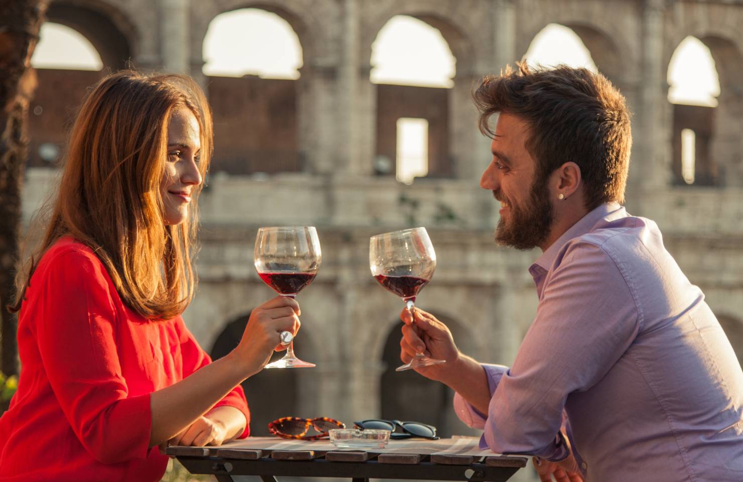 Paar trinkt vor dem Kolosseum Wein