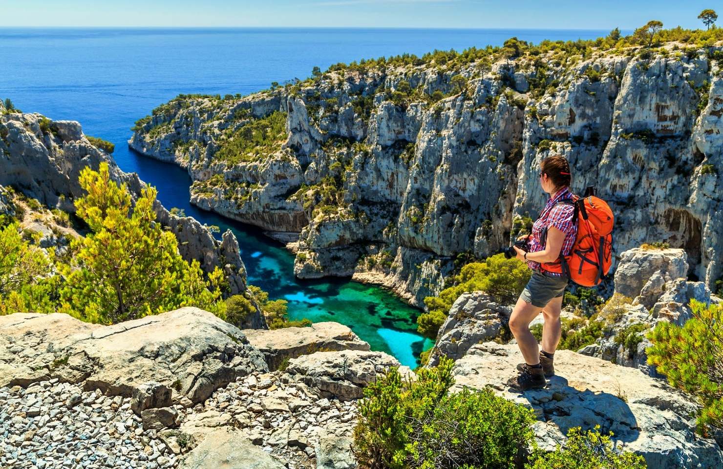 girl hiking in the calanque of Marseille 