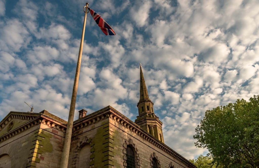 Altes Gebäude mit britischer Flagge