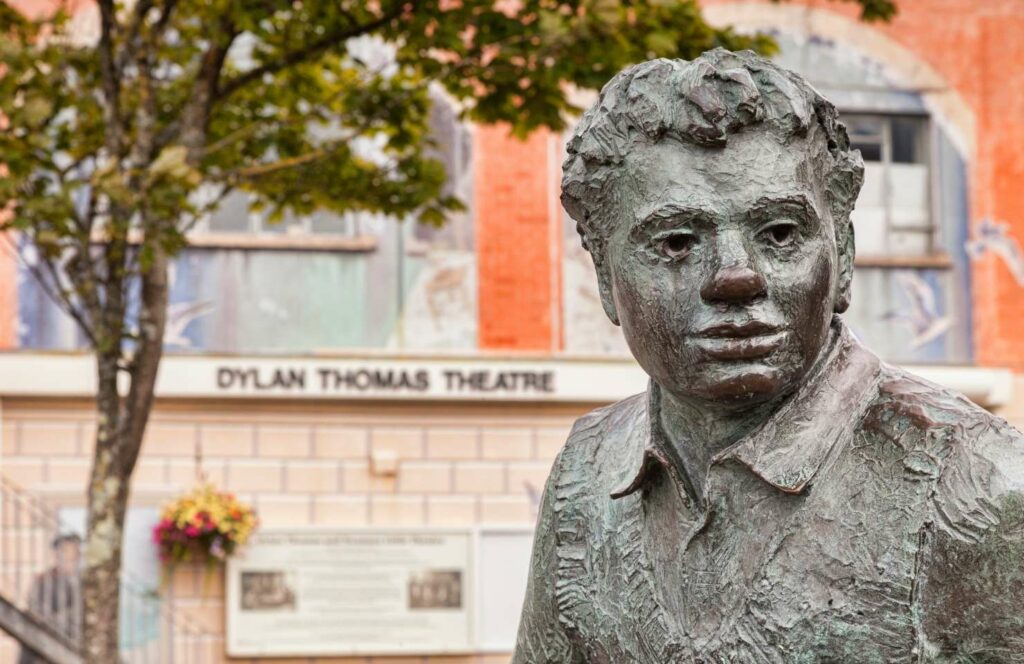Statue vorm Dylan Thomas Theater