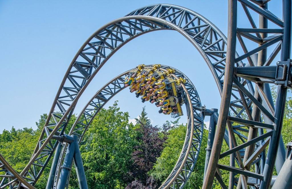 Un grand 8 dans le parc d'attraction en Europe d'Alton Towers