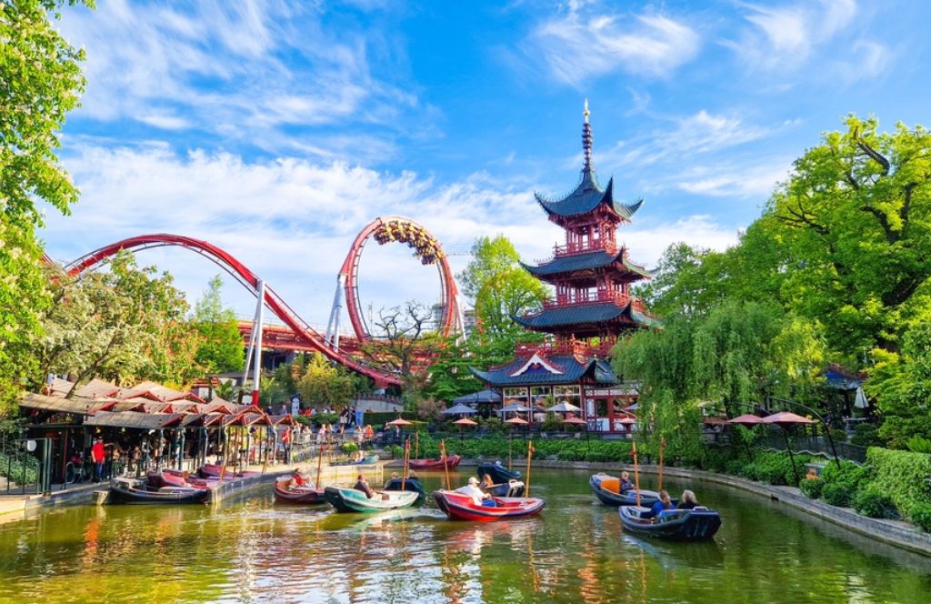 Vue sur les décors du parc d'attraction en Europe du Jardin de Trivoli