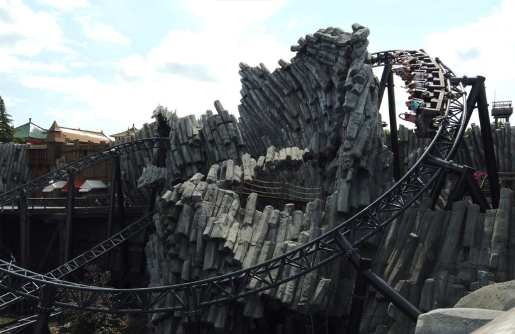 Une attraction thématique dans le parc d'attraction de Phantasialand en Allemagne