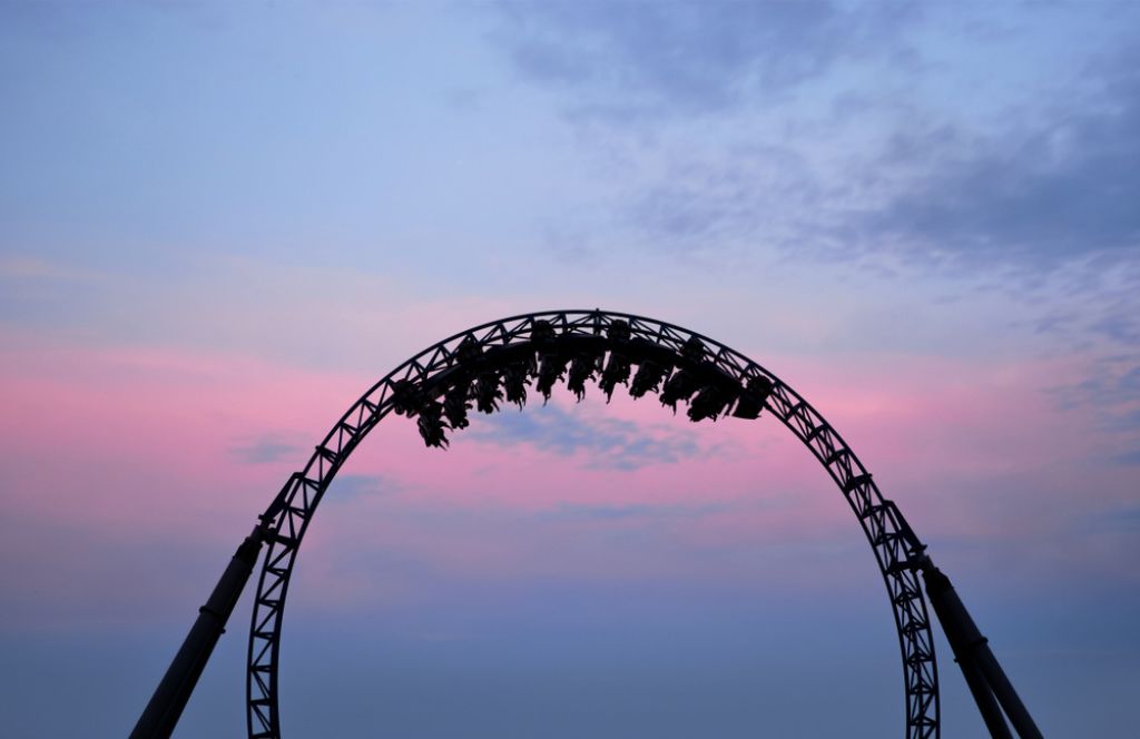 Un grand 8 au coucher de soleil dans l'un des meilleurs parcs d'attraction d'Europe