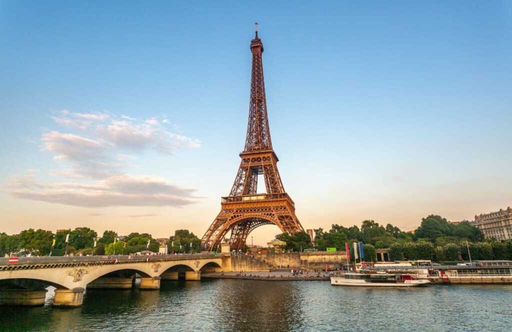 Blick auf den Eiffelturm von der Seine aus