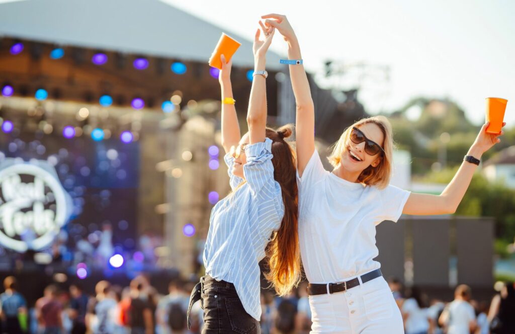 zwei Frauen tanzen bei einem Festival