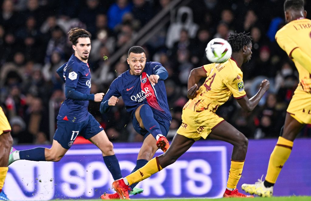 watch a PSG match as a fun thing to do with friends in paris