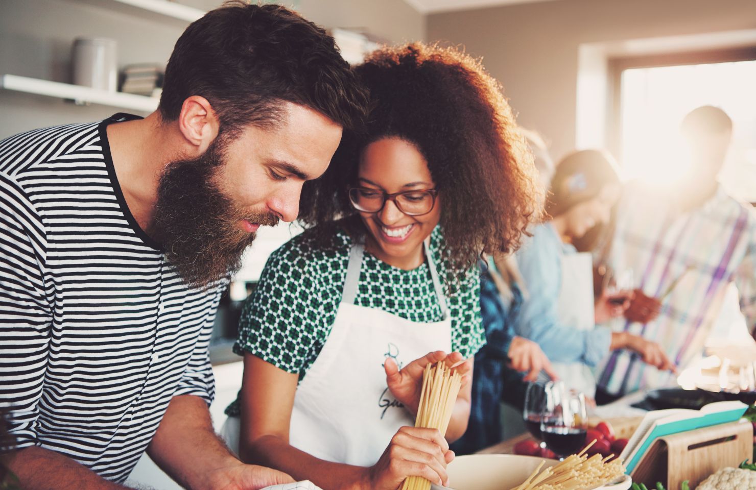 couple faisant un atelier de cuisine 