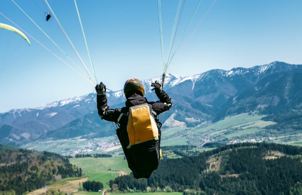 activitygift activity: a man parachutes on a summer day