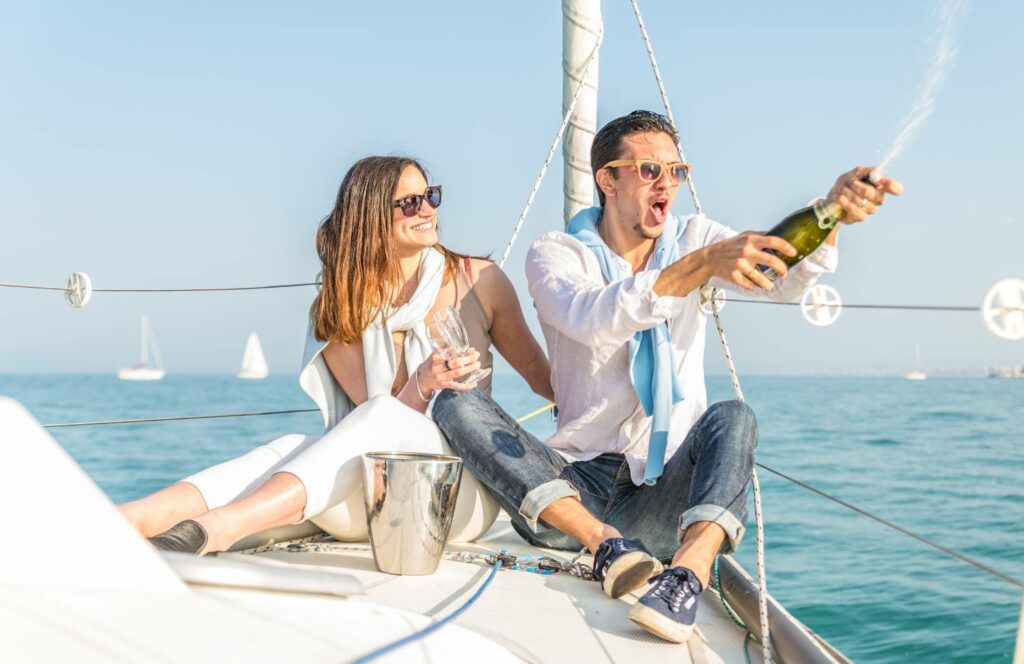 Een man en vrouw op een boot met champagne