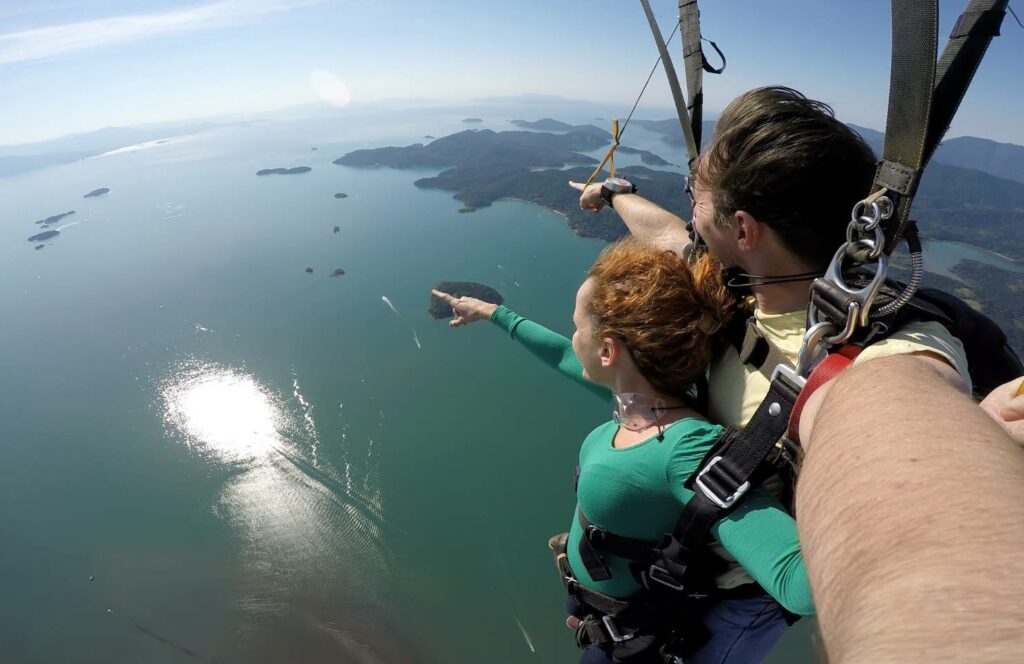 Man en vrouw samen tijdens parachutesprong