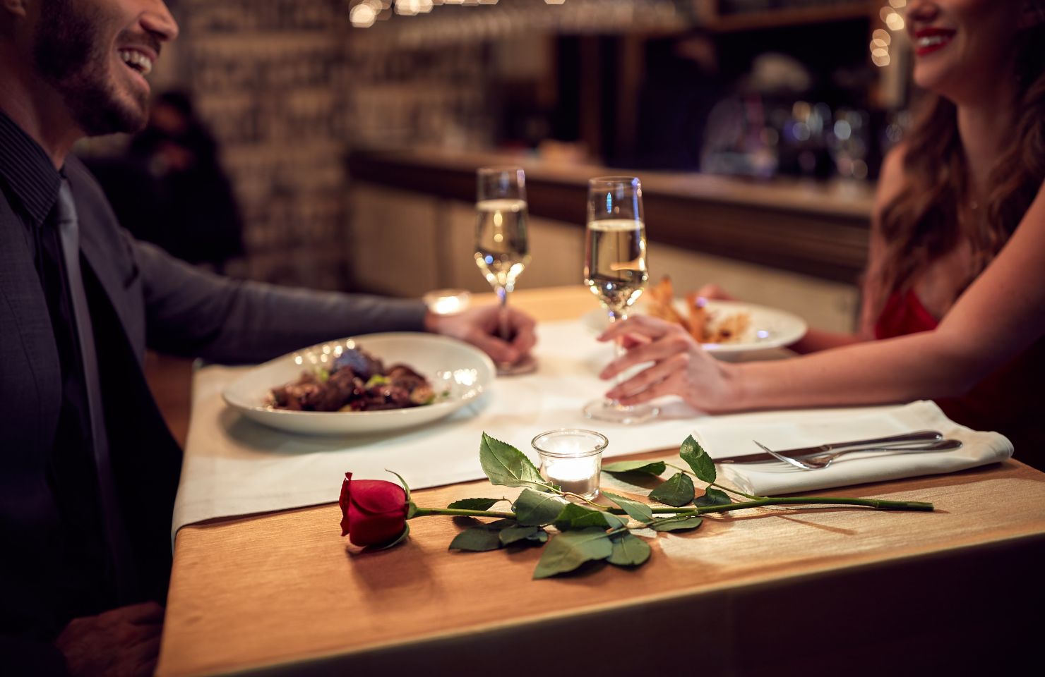 tafel gedekt met roos man en vrouw