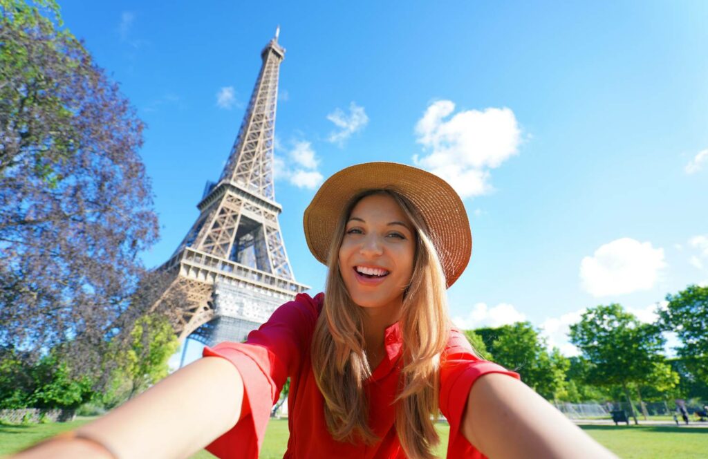 Mädchen macht ein Selfie in Paris 