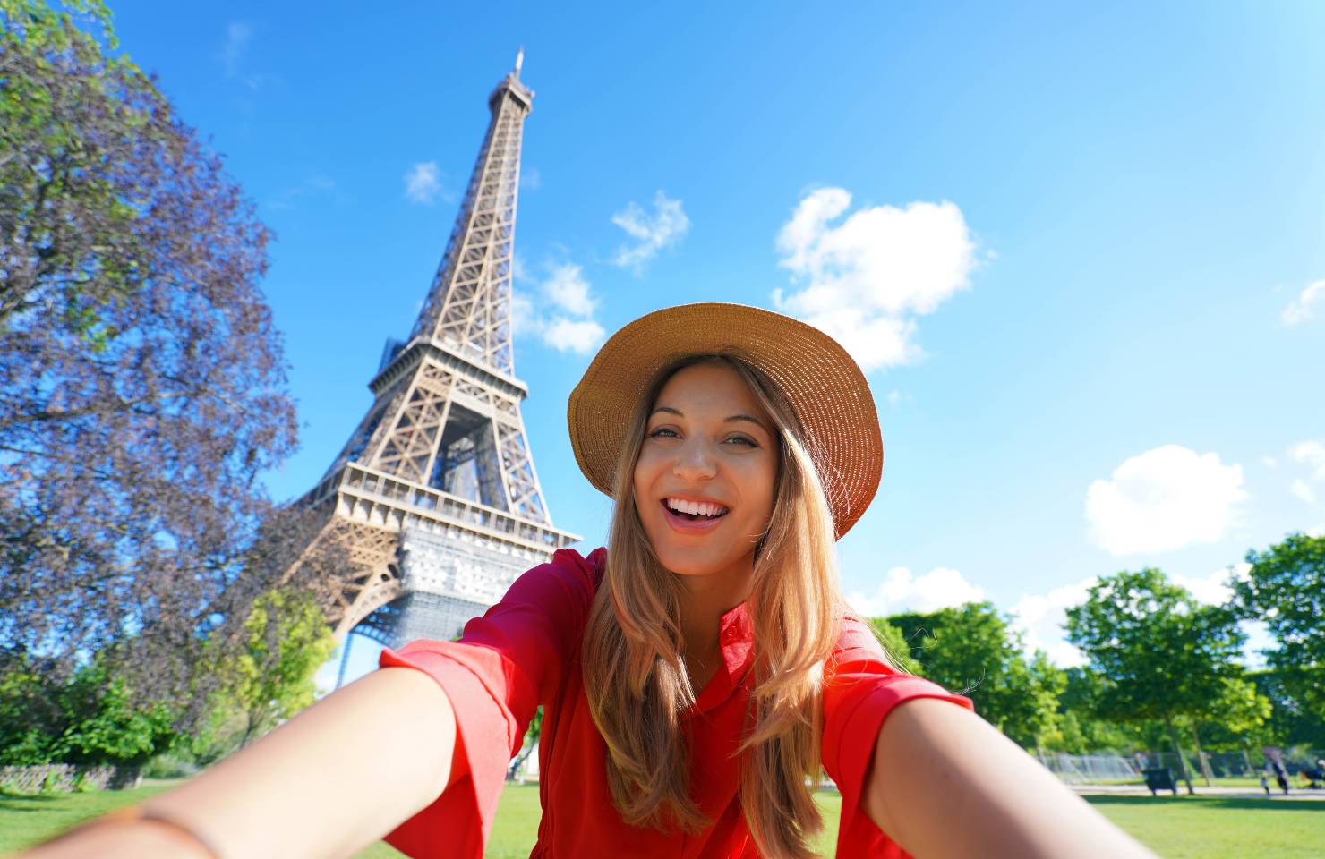 girl takes a selfie in paris