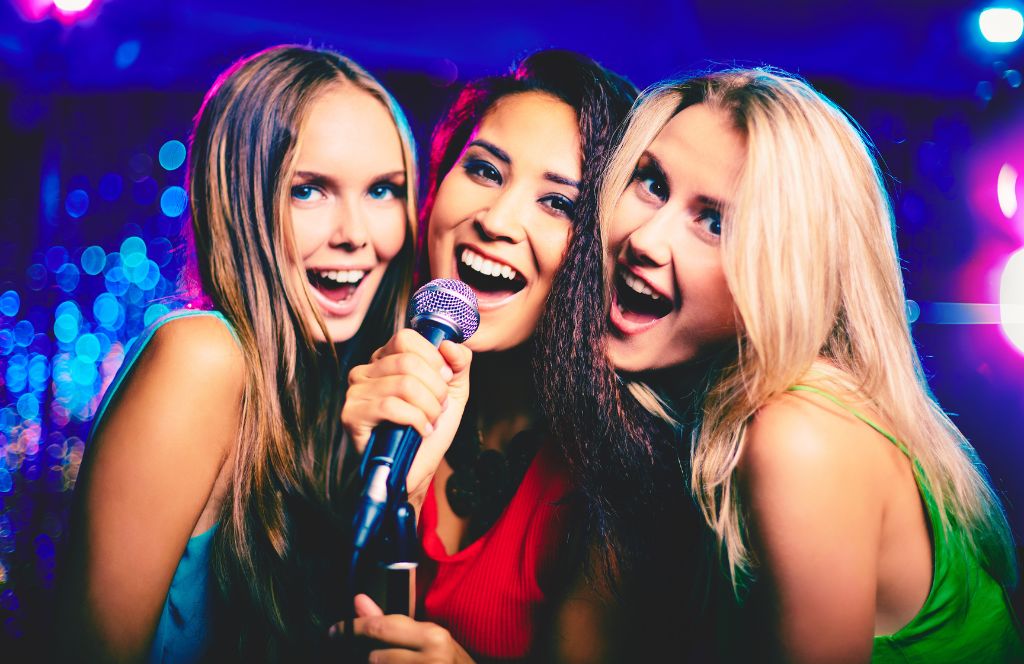 girls enjoying karaoke on a night out in amsterdam