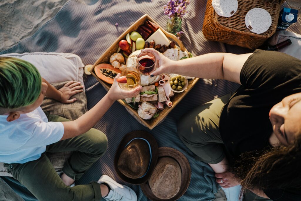 Picknick mit einem Korb voller Delikatessen