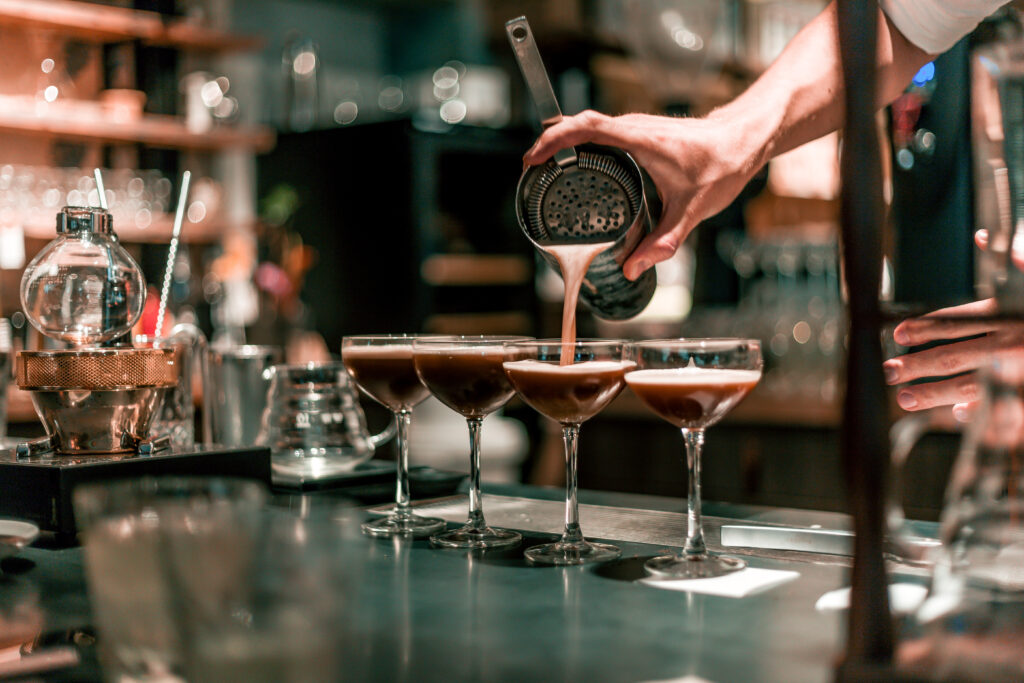 Bartender makes cocktails for cocktail class