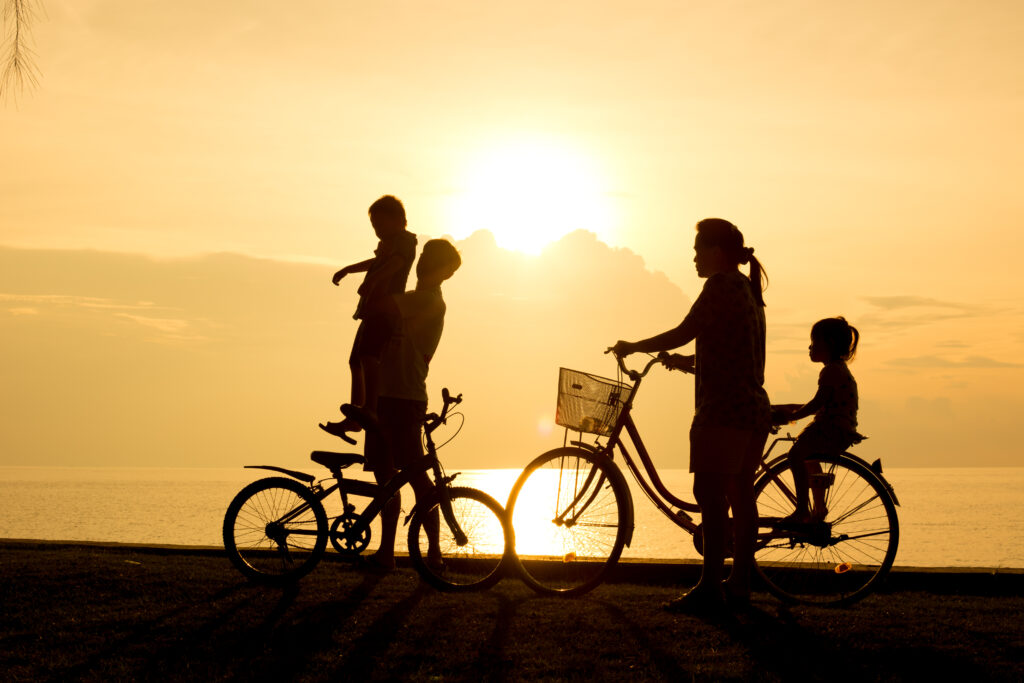 Familie fietstocht in de zonsondergang
