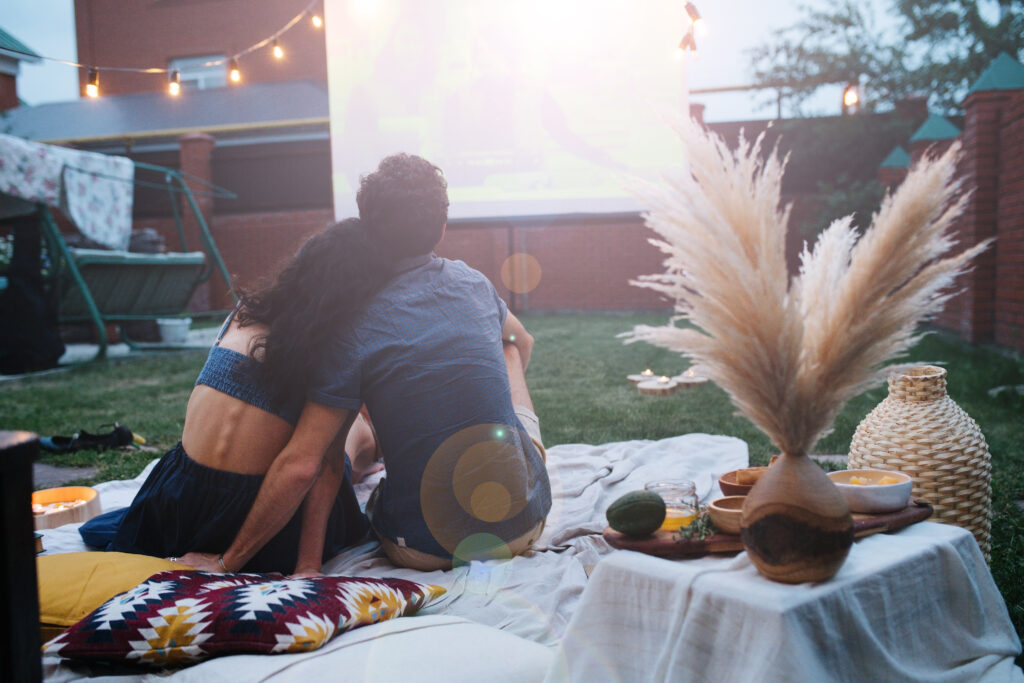 Pareja viendo una película en un cine al aire libre