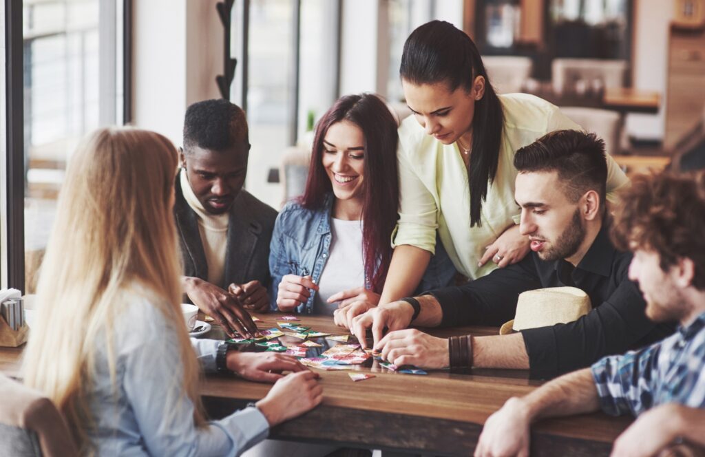 Vrienden en broers en zussen spelen bordspellen