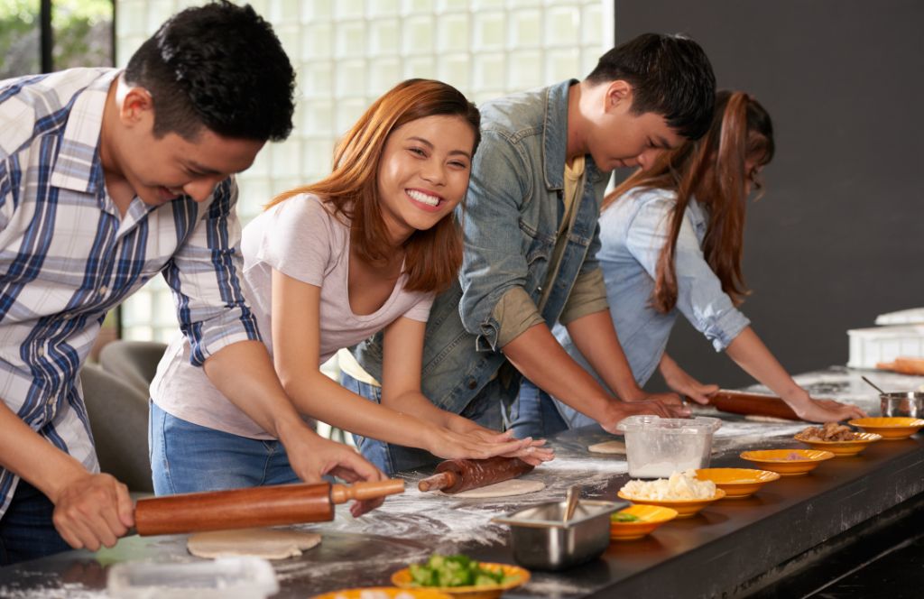 Grupo de amigos asistiendo a un taller de cocina