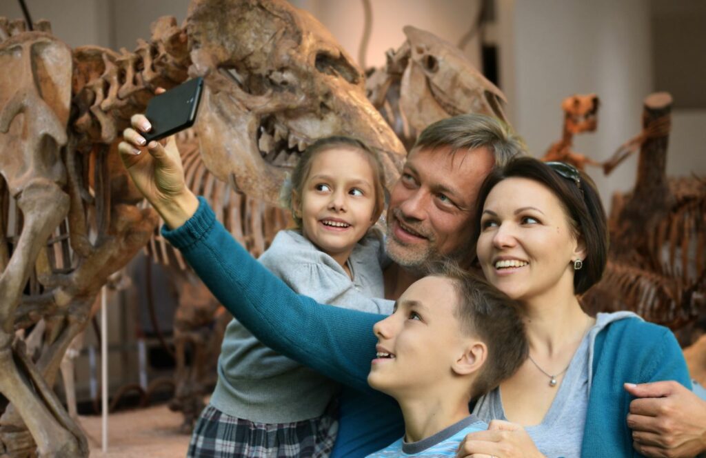une famille prend un selfie au Musée d'histoire naturelle de Londres