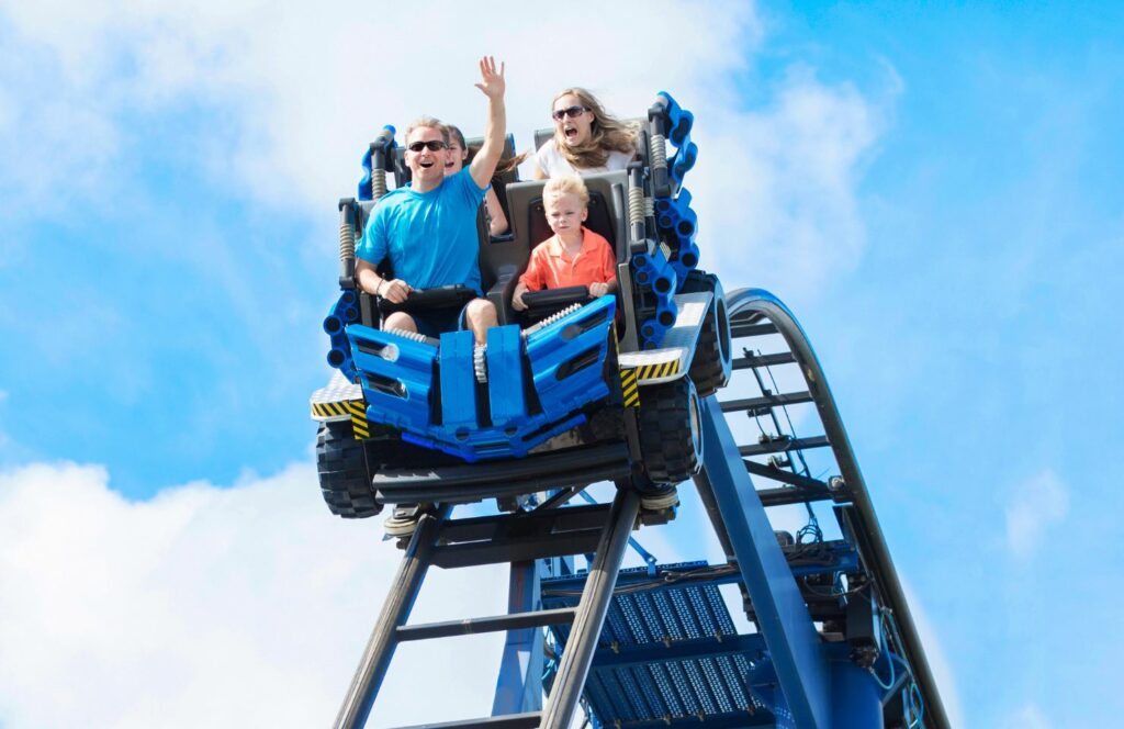 familie in een achtbaan in een pretpark