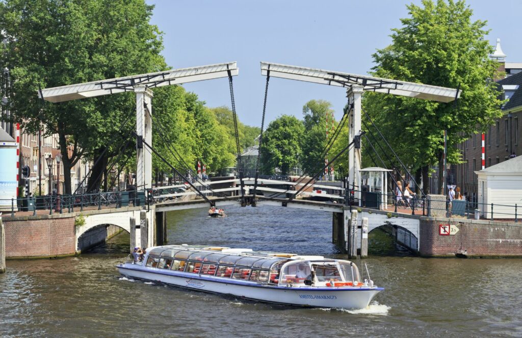 Rondvaartboot in amsterdamse grachten met open brug