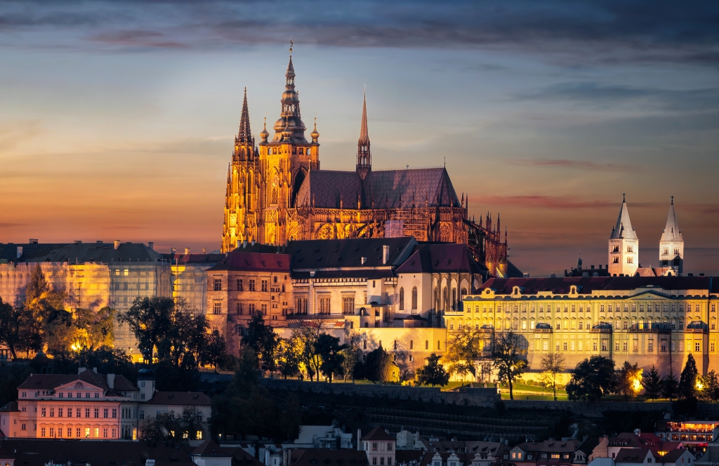 Vue du majestueux pont de Prague au coucher du soleil