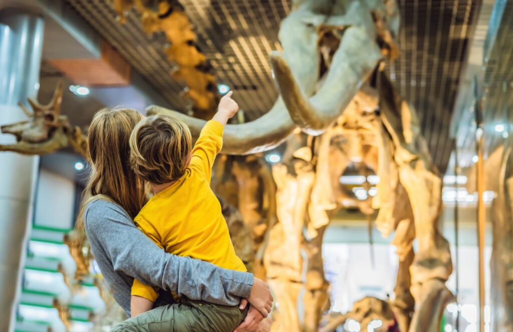 Un niño está con su madre en el museo