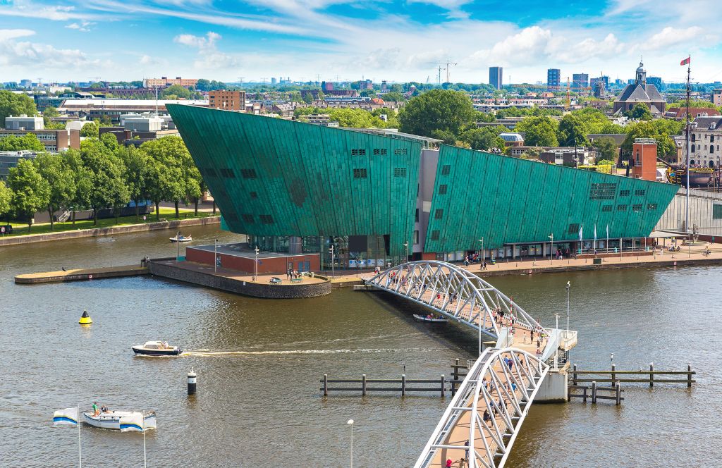 NEMO museum in Amsterdam, groen gebouw op het water