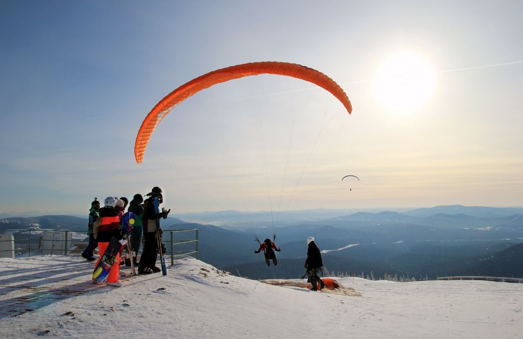 Paragliding abseits der Piste beim Wintersport