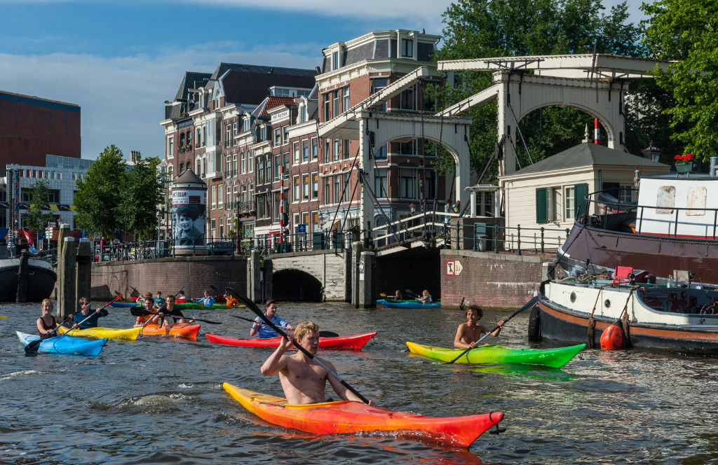on your amsterdam hen party go on a canoe tour