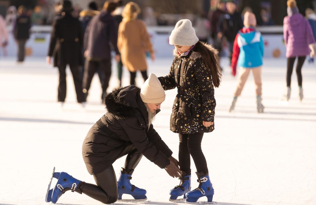 une mère et une enfant sur la patinoire lors d'une activité à faire à Londres à Noël