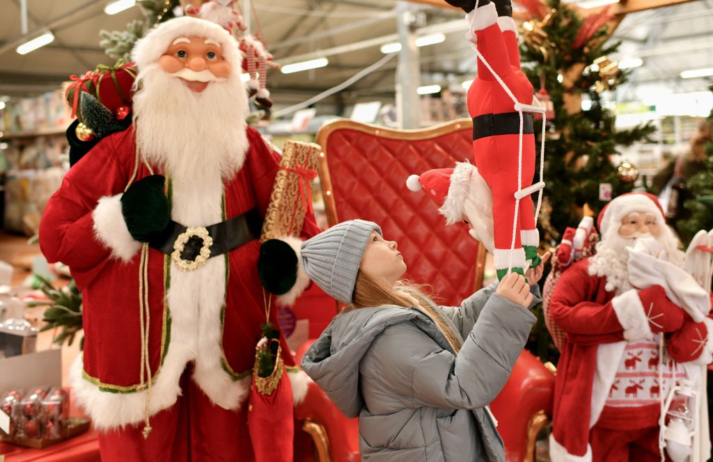 un enfant explorant la grotte du Père Noël