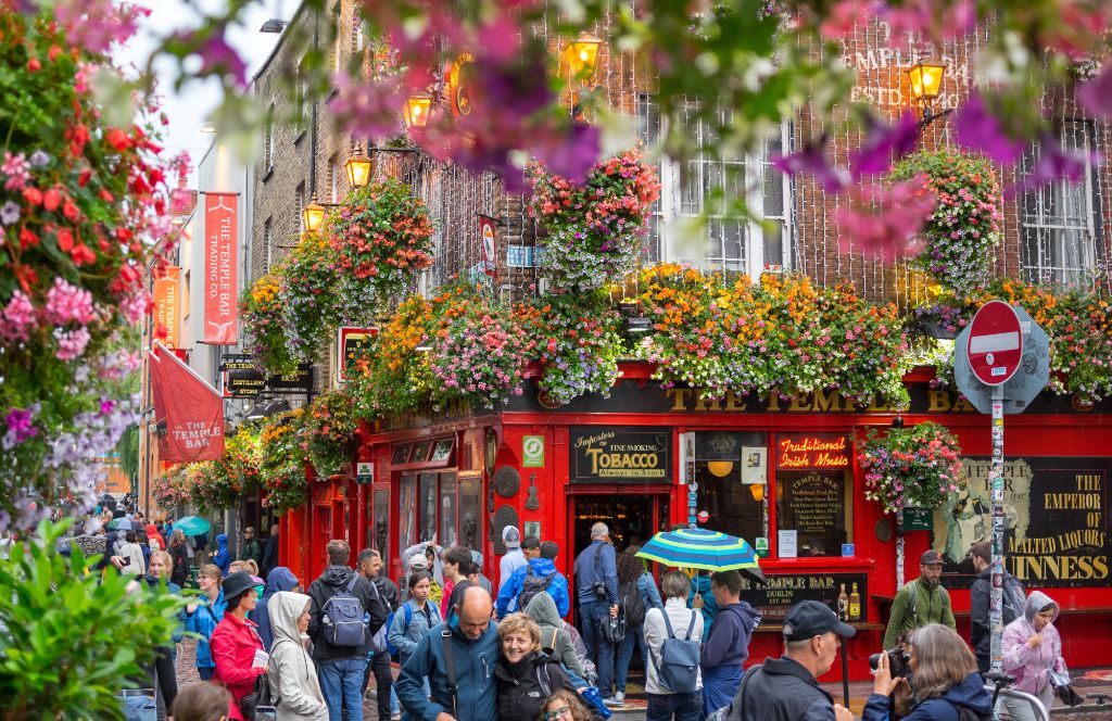 ein traditioneller irischer Pub auf der Straße in Dublin - eine der möglichen Aktivitäten in Dublin