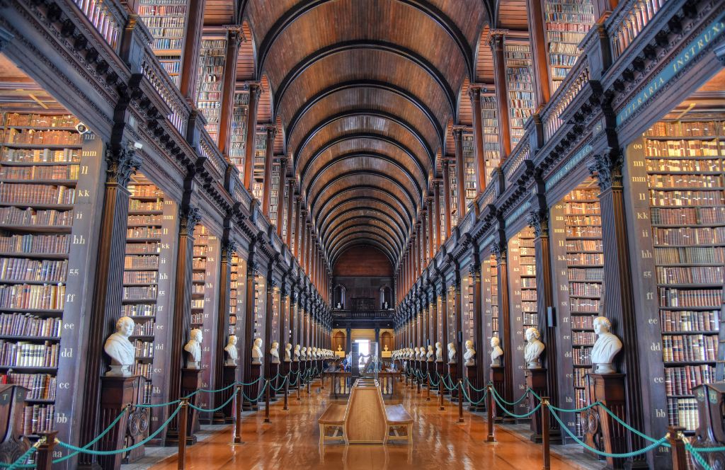 interior de la biblioteca del trinity college de dublín