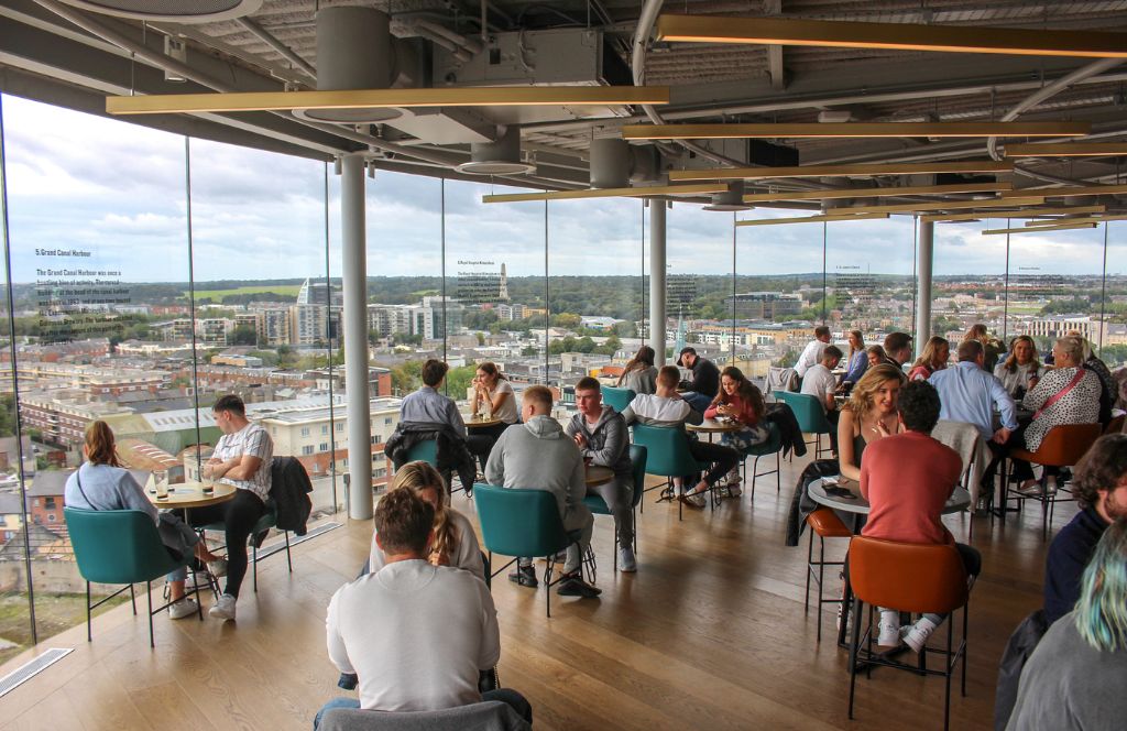 Het uitzicht vanuit het guinness storehouse, een van de leukste dingen om te doen in dublin