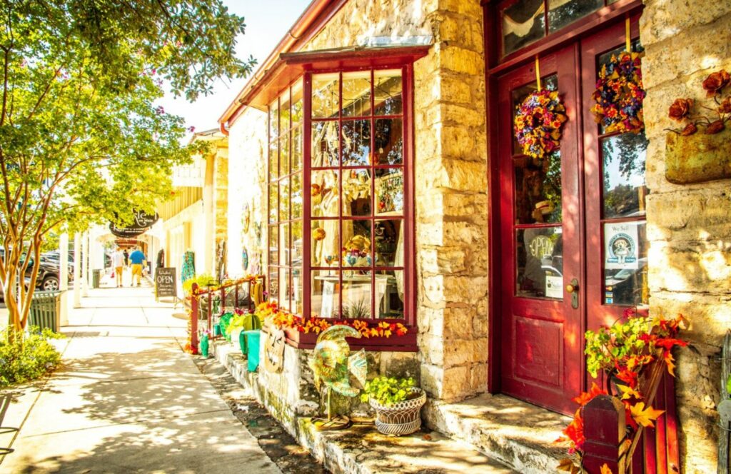 une rue de fredericksburg lors d'un voyage au texas