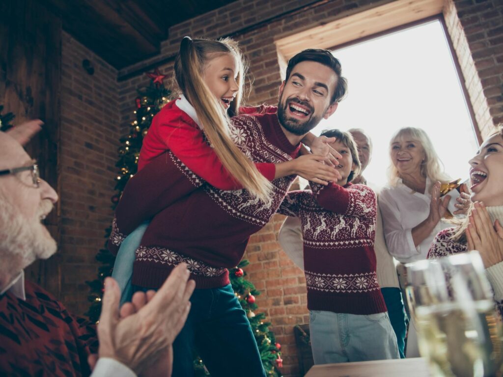 una fiesta de regalos de jerseys navideños como idea de intercambio de regalos de Navidad