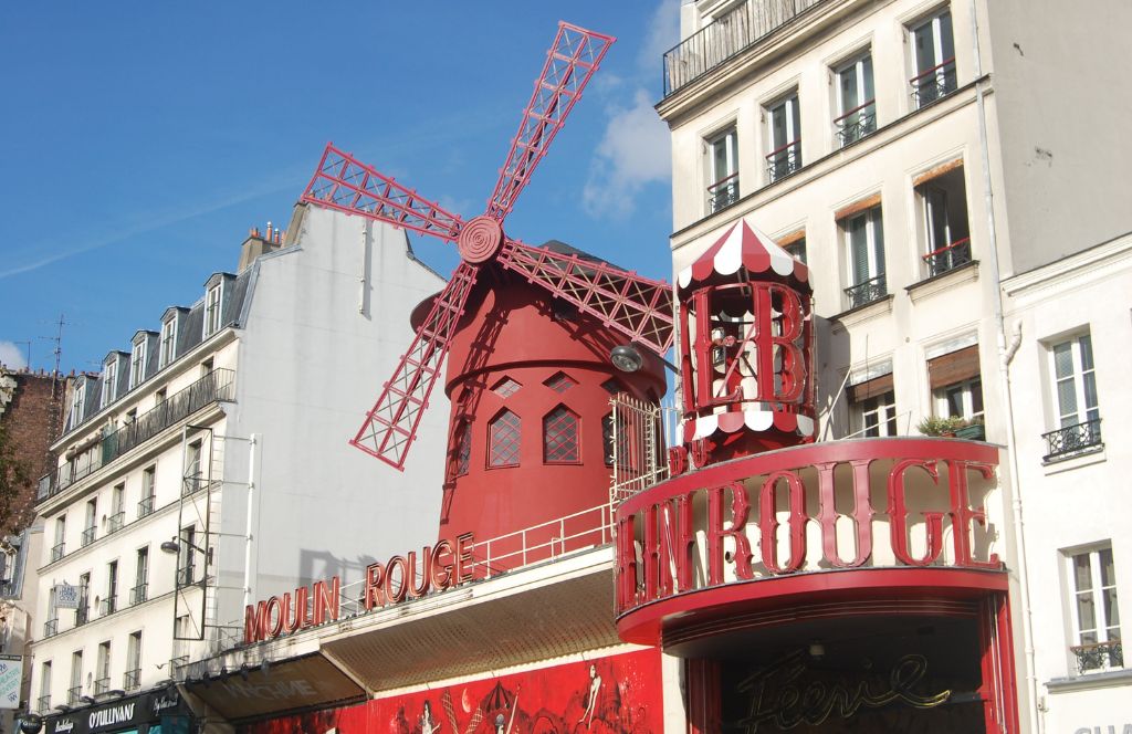 the entrance to the moulin rouge in paris