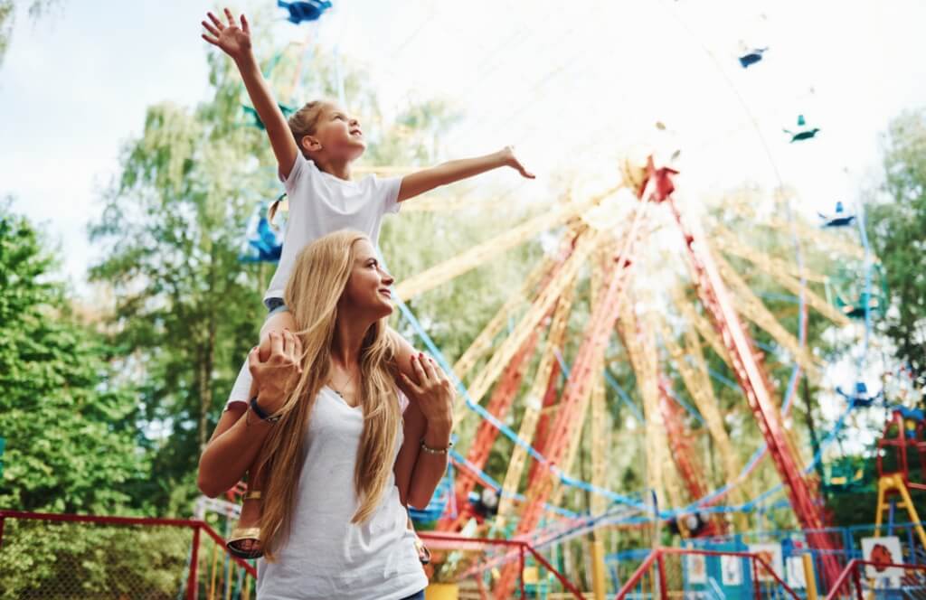 Un enfant et sa mère dans l'un des meilleurs parcs d'attraction d'ile de France